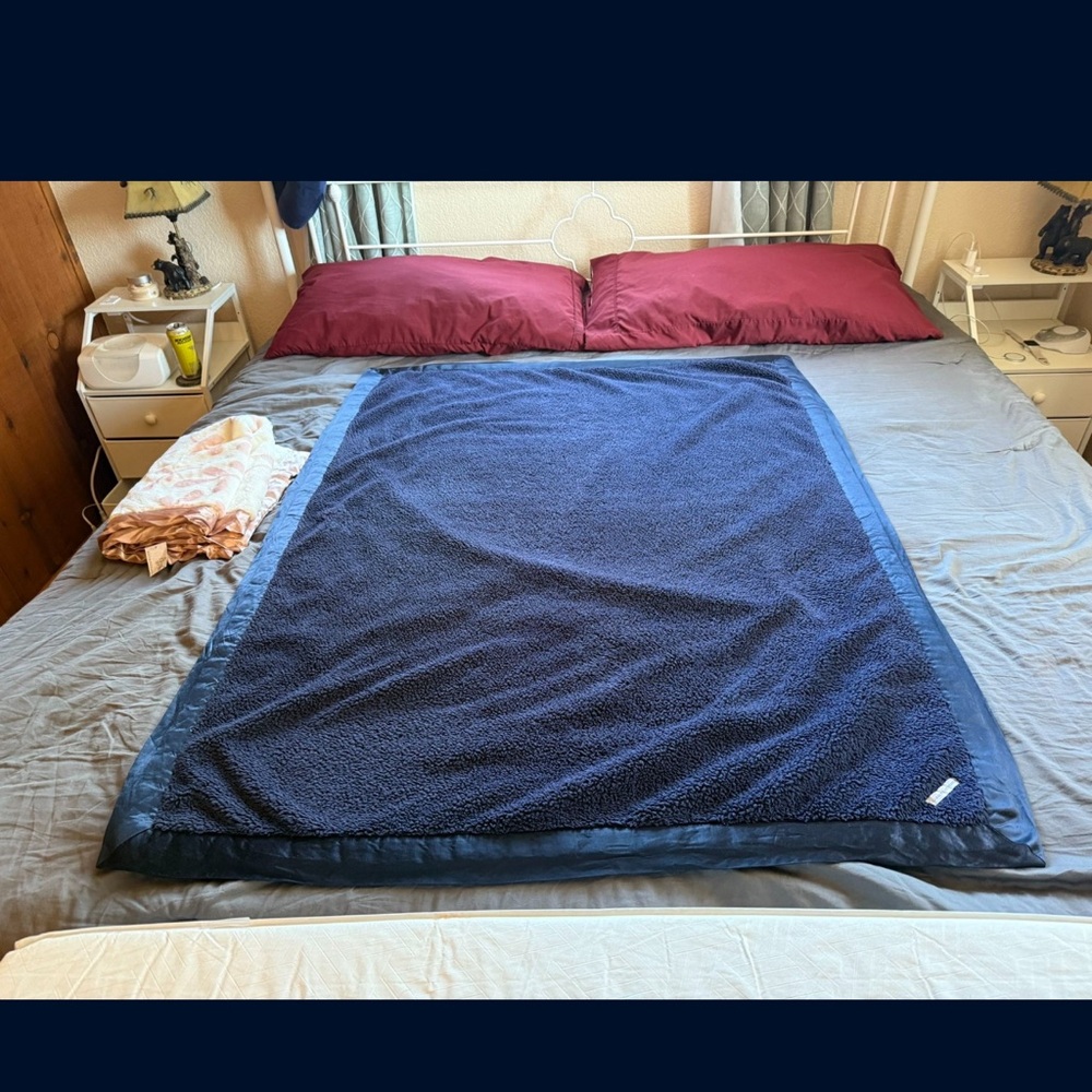 Giraffe At Home Blanket - Navy - Picture 7 of 8